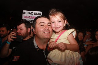 
<a style='margin-left: 5px;' class='btn btn-xs btn-social btn-facebook' href='https://www.facebook.com/sharer/sharer.php?u=https://www.galeramix.com.br/imagem/a57/800-800-90/conteudo/site_galerias/57/ce-petry-luan-santana-42.jpg' rel='popup' data-width='500' data-height='400'><i class='fa fa-facebook'></i>Compartilhar <span class='hidden-xs'>no Facebook</span>
</a> 
<a class='btn btn-default btn-xs' target='_blank' href='imagem/a57/800-800-90/conteudo/site_galerias/57/ce-petry-luan-santana-42.jpg'>
<span class='glyphicon glyphicon-cloud-download'></span> Salvar
</a>
