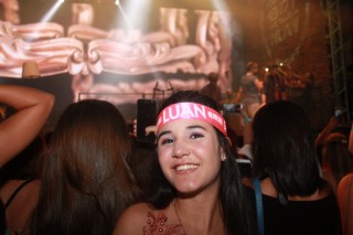 
<a style='margin-left: 5px;' class='btn btn-xs btn-social btn-facebook' href='https://www.facebook.com/sharer/sharer.php?u=https://www.galeramix.com.br/imagem/a57/800-800-90/conteudo/site_galerias/57/ce-petry-luan-santana-56.jpg' rel='popup' data-width='500' data-height='400'><i class='fa fa-facebook'></i>Compartilhar <span class='hidden-xs'>no Facebook</span>
</a> 
<a class='btn btn-default btn-xs' target='_blank' href='imagem/a57/800-800-90/conteudo/site_galerias/57/ce-petry-luan-santana-56.jpg'>
<span class='glyphicon glyphicon-cloud-download'></span> Salvar
</a>
