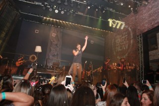 
<a style='margin-left: 5px;' class='btn btn-xs btn-social btn-facebook' href='https://www.facebook.com/sharer/sharer.php?u=https://www.galeramix.com.br/imagem/a57/800-800-90/conteudo/site_galerias/57/ce-petry-luan-santana-57.jpg' rel='popup' data-width='500' data-height='400'><i class='fa fa-facebook'></i>Compartilhar <span class='hidden-xs'>no Facebook</span>
</a> 
<a class='btn btn-default btn-xs' target='_blank' href='imagem/a57/800-800-90/conteudo/site_galerias/57/ce-petry-luan-santana-57.jpg'>
<span class='glyphicon glyphicon-cloud-download'></span> Salvar
</a>
