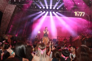 
<a style='margin-left: 5px;' class='btn btn-xs btn-social btn-facebook' href='https://www.facebook.com/sharer/sharer.php?u=https://www.galeramix.com.br/imagem/a57/800-800-90/conteudo/site_galerias/57/ce-petry-luan-santana-60.jpg' rel='popup' data-width='500' data-height='400'><i class='fa fa-facebook'></i>Compartilhar <span class='hidden-xs'>no Facebook</span>
</a> 
<a class='btn btn-default btn-xs' target='_blank' href='imagem/a57/800-800-90/conteudo/site_galerias/57/ce-petry-luan-santana-60.jpg'>
<span class='glyphicon glyphicon-cloud-download'></span> Salvar
</a>
