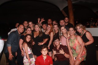 
<a style='margin-left: 5px;' class='btn btn-xs btn-social btn-facebook' href='https://www.facebook.com/sharer/sharer.php?u=https://www.galeramix.com.br/imagem/a57/800-800-90/conteudo/site_galerias/57/ce-petry-luan-santana-81.jpg' rel='popup' data-width='500' data-height='400'><i class='fa fa-facebook'></i>Compartilhar <span class='hidden-xs'>no Facebook</span>
</a> 
<a class='btn btn-default btn-xs' target='_blank' href='imagem/a57/800-800-90/conteudo/site_galerias/57/ce-petry-luan-santana-81.jpg'>
<span class='glyphicon glyphicon-cloud-download'></span> Salvar
</a>
