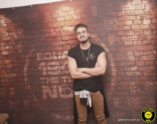 
<a style='margin-left: 5px;' class='btn btn-xs btn-social btn-facebook' href='https://www.facebook.com/sharer/sharer.php?u=https://www.galeramix.com.br/imagem/a57/800-800-90/conteudo/site_galerias/57/luan-santana.jpg' rel='popup' data-width='500' data-height='400'><i class='fa fa-facebook'></i>Compartilhar <span class='hidden-xs'>no Facebook</span>
</a> 
<a class='btn btn-default btn-xs' target='_blank' href='imagem/a57/800-800-90/conteudo/site_galerias/57/luan-santana.jpg'>
<span class='glyphicon glyphicon-cloud-download'></span> Salvar
</a>
