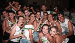 
<a style='margin-left: 5px;' class='btn btn-xs btn-social btn-facebook' href='https://www.facebook.com/sharer/sharer.php?u=https://www.galeramix.com.br/imagem/a58/800-800-90/conteudo/site_galerias/58/desenferruje-2018-122.jpg' rel='popup' data-width='500' data-height='400'><i class='fa fa-facebook'></i>Compartilhar <span class='hidden-xs'>no Facebook</span>
</a> 
<a class='btn btn-default btn-xs' target='_blank' href='imagem/a58/800-800-90/conteudo/site_galerias/58/desenferruje-2018-122.jpg'>
<span class='glyphicon glyphicon-cloud-download'></span> Salvar
</a>
