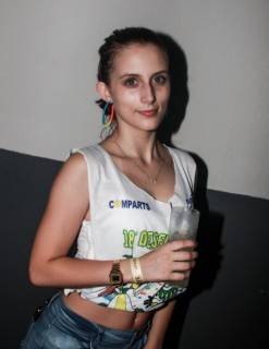 
<a style='margin-left: 5px;' class='btn btn-xs btn-social btn-facebook' href='https://www.facebook.com/sharer/sharer.php?u=https://www.galeramix.com.br/imagem/a58/800-800-90/conteudo/site_galerias/58/desenferruje-2018-154.jpg' rel='popup' data-width='500' data-height='400'><i class='fa fa-facebook'></i>Compartilhar <span class='hidden-xs'>no Facebook</span>
</a> 
<a class='btn btn-default btn-xs' target='_blank' href='imagem/a58/800-800-90/conteudo/site_galerias/58/desenferruje-2018-154.jpg'>
<span class='glyphicon glyphicon-cloud-download'></span> Salvar
</a>
