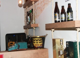 
            <a style='margin-left: 5px;' class='btn btn-xs btn-social btn-facebook' href='https://www.facebook.com/sharer/sharer.php?u=https://www.galeramix.com.br/imagem/a60/800-800-90/conteudo/site_galerias/60/magnatas-the-house-15.jpg' rel='popup' data-width='500' data-height='400'><i class='fa fa-facebook'></i>Compartilhar <span class='hidden-xs'>no Facebook</span>
        </a> 
        <a class='btn btn-default btn-xs' target='_blank' href='imagem/a60/800-800-90/conteudo/site_galerias/60/magnatas-the-house-15.jpg'>
            <span class='glyphicon glyphicon-cloud-download'></span> Salvar
        </a>
        