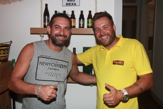 
<a style='margin-left: 5px;' class='btn btn-xs btn-social btn-facebook' href='https://www.facebook.com/sharer/sharer.php?u=https://www.galeramix.com.br/imagem/a60/800-800-90/conteudo/site_galerias/60/magnatas-the-house-29.jpg' rel='popup' data-width='500' data-height='400'><i class='fa fa-facebook'></i>Compartilhar <span class='hidden-xs'>no Facebook</span>
</a> 
<a class='btn btn-default btn-xs' target='_blank' href='imagem/a60/800-800-90/conteudo/site_galerias/60/magnatas-the-house-29.jpg'>
<span class='glyphicon glyphicon-cloud-download'></span> Salvar
</a>
