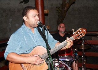 
<a style='margin-left: 5px;' class='btn btn-xs btn-social btn-facebook' href='https://www.facebook.com/sharer/sharer.php?u=https://www.galeramix.com.br/imagem/a60/800-800-90/conteudo/site_galerias/60/magnatas-the-house-33.jpg' rel='popup' data-width='500' data-height='400'><i class='fa fa-facebook'></i>Compartilhar <span class='hidden-xs'>no Facebook</span>
</a> 
<a class='btn btn-default btn-xs' target='_blank' href='imagem/a60/800-800-90/conteudo/site_galerias/60/magnatas-the-house-33.jpg'>
<span class='glyphicon glyphicon-cloud-download'></span> Salvar
</a>
