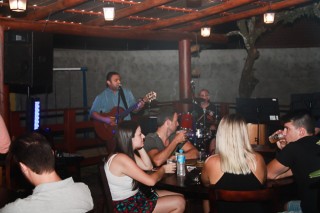 
<a style='margin-left: 5px;' class='btn btn-xs btn-social btn-facebook' href='https://www.facebook.com/sharer/sharer.php?u=https://www.galeramix.com.br/imagem/a60/800-800-90/conteudo/site_galerias/60/magnatas-the-house-34.jpg' rel='popup' data-width='500' data-height='400'><i class='fa fa-facebook'></i>Compartilhar <span class='hidden-xs'>no Facebook</span>
</a> 
<a class='btn btn-default btn-xs' target='_blank' href='imagem/a60/800-800-90/conteudo/site_galerias/60/magnatas-the-house-34.jpg'>
<span class='glyphicon glyphicon-cloud-download'></span> Salvar
</a>
