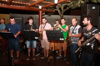 
<a style='margin-left: 5px;' class='btn btn-xs btn-social btn-facebook' href='https://www.facebook.com/sharer/sharer.php?u=https://www.galeramix.com.br/imagem/a60/800-800-90/conteudo/site_galerias/60/magnatas-the-house-42.jpg' rel='popup' data-width='500' data-height='400'><i class='fa fa-facebook'></i>Compartilhar <span class='hidden-xs'>no Facebook</span>
</a> 
<a class='btn btn-default btn-xs' target='_blank' href='imagem/a60/800-800-90/conteudo/site_galerias/60/magnatas-the-house-42.jpg'>
<span class='glyphicon glyphicon-cloud-download'></span> Salvar
</a>
