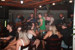 
<a style='margin-left: 5px;' class='btn btn-xs btn-social btn-facebook' href='https://www.facebook.com/sharer/sharer.php?u=https://www.galeramix.com.br/imagem/a60/800-800-90/conteudo/site_galerias/60/magnatas-the-house-43.jpg' rel='popup' data-width='500' data-height='400'><i class='fa fa-facebook'></i>Compartilhar <span class='hidden-xs'>no Facebook</span>
</a> 
<a class='btn btn-default btn-xs' target='_blank' href='imagem/a60/800-800-90/conteudo/site_galerias/60/magnatas-the-house-43.jpg'>
<span class='glyphicon glyphicon-cloud-download'></span> Salvar
</a>
