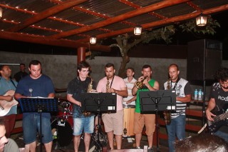 
<a style='margin-left: 5px;' class='btn btn-xs btn-social btn-facebook' href='https://www.facebook.com/sharer/sharer.php?u=https://www.galeramix.com.br/imagem/a60/800-800-90/conteudo/site_galerias/60/magnatas-the-house-44.jpg' rel='popup' data-width='500' data-height='400'><i class='fa fa-facebook'></i>Compartilhar <span class='hidden-xs'>no Facebook</span>
</a> 
<a class='btn btn-default btn-xs' target='_blank' href='imagem/a60/800-800-90/conteudo/site_galerias/60/magnatas-the-house-44.jpg'>
<span class='glyphicon glyphicon-cloud-download'></span> Salvar
</a>
