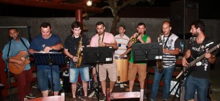 
<a style='margin-left: 5px;' class='btn btn-xs btn-social btn-facebook' href='https://www.facebook.com/sharer/sharer.php?u=https://www.galeramix.com.br/imagem/a60/800-800-90/conteudo/site_galerias/60/magnatas-the-house-51.jpg' rel='popup' data-width='500' data-height='400'><i class='fa fa-facebook'></i>Compartilhar <span class='hidden-xs'>no Facebook</span>
</a> 
<a class='btn btn-default btn-xs' target='_blank' href='imagem/a60/800-800-90/conteudo/site_galerias/60/magnatas-the-house-51.jpg'>
<span class='glyphicon glyphicon-cloud-download'></span> Salvar
</a>
