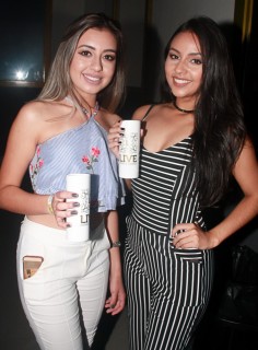 
<a style='margin-left: 5px;' class='btn btn-xs btn-social btn-facebook' href='https://www.facebook.com/sharer/sharer.php?u=https://www.galeramix.com.br/imagem/a61/800-800-90/conteudo/site_galerias/61/canja-dos-amigos-2018-live-tijucas-45.jpg' rel='popup' data-width='500' data-height='400'><i class='fa fa-facebook'></i>Compartilhar <span class='hidden-xs'>no Facebook</span>
</a> 
<a class='btn btn-default btn-xs' target='_blank' href='imagem/a61/800-800-90/conteudo/site_galerias/61/canja-dos-amigos-2018-live-tijucas-45.jpg'>
<span class='glyphicon glyphicon-cloud-download'></span> Salvar
</a>
