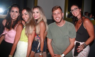 
<a style='margin-left: 5px;' class='btn btn-xs btn-social btn-facebook' href='https://www.facebook.com/sharer/sharer.php?u=https://www.galeramix.com.br/imagem/a61/800-800-90/conteudo/site_galerias/61/canja-dos-amigos-2018-live-tijucas-48.jpg' rel='popup' data-width='500' data-height='400'><i class='fa fa-facebook'></i>Compartilhar <span class='hidden-xs'>no Facebook</span>
</a> 
<a class='btn btn-default btn-xs' target='_blank' href='imagem/a61/800-800-90/conteudo/site_galerias/61/canja-dos-amigos-2018-live-tijucas-48.jpg'>
<span class='glyphicon glyphicon-cloud-download'></span> Salvar
</a>
