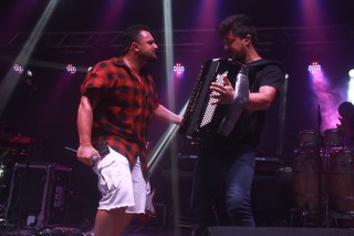 
<a style='margin-left: 5px;' class='btn btn-xs btn-social btn-facebook' href='https://www.facebook.com/sharer/sharer.php?u=https://www.galeramix.com.br/imagem/a61/800-800-90/conteudo/site_galerias/61/canja-dos-amigos-2018-live-tijucas-55.jpg' rel='popup' data-width='500' data-height='400'><i class='fa fa-facebook'></i>Compartilhar <span class='hidden-xs'>no Facebook</span>
</a> 
<a class='btn btn-default btn-xs' target='_blank' href='imagem/a61/800-800-90/conteudo/site_galerias/61/canja-dos-amigos-2018-live-tijucas-55.jpg'>
<span class='glyphicon glyphicon-cloud-download'></span> Salvar
</a>
