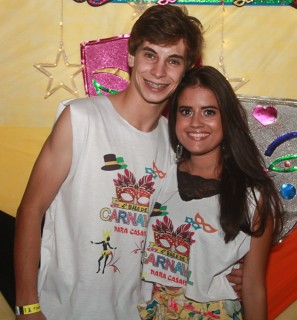 
                    <a style='margin-left: 5px;' class='btn btn-xs btn-social btn-facebook' href='https://www.facebook.com/sharer/sharer.php?u=https://www.galeramix.com.br/imagem/a63/800-800-90/conteudo/site_galerias/63/baile-de-carnaval-para-casais-ctg-fogao-de-lenha-tijucas-102.jpg' rel='popup' data-width='500' data-height='400'><i class='fa fa-facebook'></i>Compartilhar <span class='hidden-xs'>no Facebook</span>
                </a> 
                <a class='btn btn-default btn-xs' target='_blank' href='imagem/a63/800-800-90/conteudo/site_galerias/63/baile-de-carnaval-para-casais-ctg-fogao-de-lenha-tijucas-102.jpg'>
                    <span class='glyphicon glyphicon-cloud-download'></span> Salvar
                </a>
                