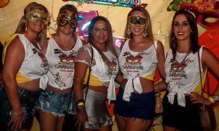 
<a style='margin-left: 5px;' class='btn btn-xs btn-social btn-facebook' href='https://www.facebook.com/sharer/sharer.php?u=https://www.galeramix.com.br/imagem/a63/800-800-90/conteudo/site_galerias/63/baile-de-carnaval-para-casais-ctg-fogao-de-lenha-tijucas-108.jpg' rel='popup' data-width='500' data-height='400'><i class='fa fa-facebook'></i>Compartilhar <span class='hidden-xs'>no Facebook</span>
</a> 
<a class='btn btn-default btn-xs' target='_blank' href='imagem/a63/800-800-90/conteudo/site_galerias/63/baile-de-carnaval-para-casais-ctg-fogao-de-lenha-tijucas-108.jpg'>
<span class='glyphicon glyphicon-cloud-download'></span> Salvar
</a>
