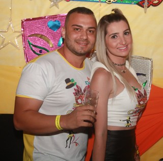 
<a style='margin-left: 5px;' class='btn btn-xs btn-social btn-facebook' href='https://www.facebook.com/sharer/sharer.php?u=https://www.galeramix.com.br/imagem/a63/800-800-90/conteudo/site_galerias/63/baile-de-carnaval-para-casais-ctg-fogao-de-lenha-tijucas-12.jpg' rel='popup' data-width='500' data-height='400'><i class='fa fa-facebook'></i>Compartilhar <span class='hidden-xs'>no Facebook</span>
</a> 
<a class='btn btn-default btn-xs' target='_blank' href='imagem/a63/800-800-90/conteudo/site_galerias/63/baile-de-carnaval-para-casais-ctg-fogao-de-lenha-tijucas-12.jpg'>
<span class='glyphicon glyphicon-cloud-download'></span> Salvar
</a>
