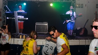 
<a style='margin-left: 5px;' class='btn btn-xs btn-social btn-facebook' href='https://www.facebook.com/sharer/sharer.php?u=https://www.galeramix.com.br/imagem/a63/800-800-90/conteudo/site_galerias/63/baile-de-carnaval-para-casais-ctg-fogao-de-lenha-tijucas-135.jpg' rel='popup' data-width='500' data-height='400'><i class='fa fa-facebook'></i>Compartilhar <span class='hidden-xs'>no Facebook</span>
</a> 
<a class='btn btn-default btn-xs' target='_blank' href='imagem/a63/800-800-90/conteudo/site_galerias/63/baile-de-carnaval-para-casais-ctg-fogao-de-lenha-tijucas-135.jpg'>
<span class='glyphicon glyphicon-cloud-download'></span> Salvar
</a>
