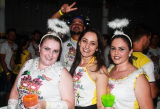 
<a style='margin-left: 5px;' class='btn btn-xs btn-social btn-facebook' href='https://www.facebook.com/sharer/sharer.php?u=https://www.galeramix.com.br/imagem/a63/800-800-90/conteudo/site_galerias/63/baile-de-carnaval-para-casais-ctg-fogao-de-lenha-tijucas-137.jpg' rel='popup' data-width='500' data-height='400'><i class='fa fa-facebook'></i>Compartilhar <span class='hidden-xs'>no Facebook</span>
</a> 
<a class='btn btn-default btn-xs' target='_blank' href='imagem/a63/800-800-90/conteudo/site_galerias/63/baile-de-carnaval-para-casais-ctg-fogao-de-lenha-tijucas-137.jpg'>
<span class='glyphicon glyphicon-cloud-download'></span> Salvar
</a>
