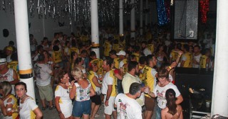 
<a style='margin-left: 5px;' class='btn btn-xs btn-social btn-facebook' href='https://www.facebook.com/sharer/sharer.php?u=https://www.galeramix.com.br/imagem/a63/800-800-90/conteudo/site_galerias/63/baile-de-carnaval-para-casais-ctg-fogao-de-lenha-tijucas-169.jpg' rel='popup' data-width='500' data-height='400'><i class='fa fa-facebook'></i>Compartilhar <span class='hidden-xs'>no Facebook</span>
</a> 
<a class='btn btn-default btn-xs' target='_blank' href='imagem/a63/800-800-90/conteudo/site_galerias/63/baile-de-carnaval-para-casais-ctg-fogao-de-lenha-tijucas-169.jpg'>
<span class='glyphicon glyphicon-cloud-download'></span> Salvar
</a>
