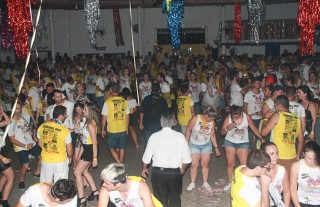 
<a style='margin-left: 5px;' class='btn btn-xs btn-social btn-facebook' href='https://www.facebook.com/sharer/sharer.php?u=https://www.galeramix.com.br/imagem/a63/800-800-90/conteudo/site_galerias/63/baile-de-carnaval-para-casais-ctg-fogao-de-lenha-tijucas-170.jpg' rel='popup' data-width='500' data-height='400'><i class='fa fa-facebook'></i>Compartilhar <span class='hidden-xs'>no Facebook</span>
</a> 
<a class='btn btn-default btn-xs' target='_blank' href='imagem/a63/800-800-90/conteudo/site_galerias/63/baile-de-carnaval-para-casais-ctg-fogao-de-lenha-tijucas-170.jpg'>
<span class='glyphicon glyphicon-cloud-download'></span> Salvar
</a>
