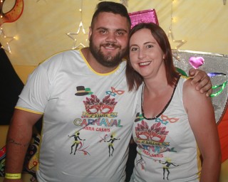 
<a style='margin-left: 5px;' class='btn btn-xs btn-social btn-facebook' href='https://www.facebook.com/sharer/sharer.php?u=https://www.galeramix.com.br/imagem/a63/800-800-90/conteudo/site_galerias/63/baile-de-carnaval-para-casais-ctg-fogao-de-lenha-tijucas-205.jpg' rel='popup' data-width='500' data-height='400'><i class='fa fa-facebook'></i>Compartilhar <span class='hidden-xs'>no Facebook</span>
</a> 
<a class='btn btn-default btn-xs' target='_blank' href='imagem/a63/800-800-90/conteudo/site_galerias/63/baile-de-carnaval-para-casais-ctg-fogao-de-lenha-tijucas-205.jpg'>
<span class='glyphicon glyphicon-cloud-download'></span> Salvar
</a>
