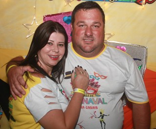 
<a style='margin-left: 5px;' class='btn btn-xs btn-social btn-facebook' href='https://www.facebook.com/sharer/sharer.php?u=https://www.galeramix.com.br/imagem/a63/800-800-90/conteudo/site_galerias/63/baile-de-carnaval-para-casais-ctg-fogao-de-lenha-tijucas-211.jpg' rel='popup' data-width='500' data-height='400'><i class='fa fa-facebook'></i>Compartilhar <span class='hidden-xs'>no Facebook</span>
</a> 
<a class='btn btn-default btn-xs' target='_blank' href='imagem/a63/800-800-90/conteudo/site_galerias/63/baile-de-carnaval-para-casais-ctg-fogao-de-lenha-tijucas-211.jpg'>
<span class='glyphicon glyphicon-cloud-download'></span> Salvar
</a>
