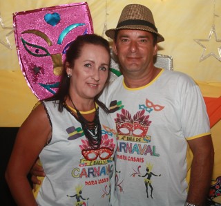 
<a style='margin-left: 5px;' class='btn btn-xs btn-social btn-facebook' href='https://www.facebook.com/sharer/sharer.php?u=https://www.galeramix.com.br/imagem/a63/800-800-90/conteudo/site_galerias/63/baile-de-carnaval-para-casais-ctg-fogao-de-lenha-tijucas-223.jpg' rel='popup' data-width='500' data-height='400'><i class='fa fa-facebook'></i>Compartilhar <span class='hidden-xs'>no Facebook</span>
</a> 
<a class='btn btn-default btn-xs' target='_blank' href='imagem/a63/800-800-90/conteudo/site_galerias/63/baile-de-carnaval-para-casais-ctg-fogao-de-lenha-tijucas-223.jpg'>
<span class='glyphicon glyphicon-cloud-download'></span> Salvar
</a>
