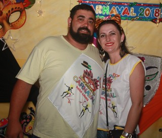 
<a style='margin-left: 5px;' class='btn btn-xs btn-social btn-facebook' href='https://www.facebook.com/sharer/sharer.php?u=https://www.galeramix.com.br/imagem/a63/800-800-90/conteudo/site_galerias/63/baile-de-carnaval-para-casais-ctg-fogao-de-lenha-tijucas-36.jpg' rel='popup' data-width='500' data-height='400'><i class='fa fa-facebook'></i>Compartilhar <span class='hidden-xs'>no Facebook</span>
</a> 
<a class='btn btn-default btn-xs' target='_blank' href='imagem/a63/800-800-90/conteudo/site_galerias/63/baile-de-carnaval-para-casais-ctg-fogao-de-lenha-tijucas-36.jpg'>
<span class='glyphicon glyphicon-cloud-download'></span> Salvar
</a>
