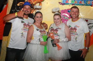 
<a style='margin-left: 5px;' class='btn btn-xs btn-social btn-facebook' href='https://www.facebook.com/sharer/sharer.php?u=https://www.galeramix.com.br/imagem/a63/800-800-90/conteudo/site_galerias/63/baile-de-carnaval-para-casais-ctg-fogao-de-lenha-tijucas-38.jpg' rel='popup' data-width='500' data-height='400'><i class='fa fa-facebook'></i>Compartilhar <span class='hidden-xs'>no Facebook</span>
</a> 
<a class='btn btn-default btn-xs' target='_blank' href='imagem/a63/800-800-90/conteudo/site_galerias/63/baile-de-carnaval-para-casais-ctg-fogao-de-lenha-tijucas-38.jpg'>
<span class='glyphicon glyphicon-cloud-download'></span> Salvar
</a>
