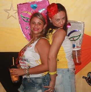 
<a style='margin-left: 5px;' class='btn btn-xs btn-social btn-facebook' href='https://www.facebook.com/sharer/sharer.php?u=https://www.galeramix.com.br/imagem/a63/800-800-90/conteudo/site_galerias/63/baile-de-carnaval-para-casais-ctg-fogao-de-lenha-tijucas-47.jpg' rel='popup' data-width='500' data-height='400'><i class='fa fa-facebook'></i>Compartilhar <span class='hidden-xs'>no Facebook</span>
</a> 
<a class='btn btn-default btn-xs' target='_blank' href='imagem/a63/800-800-90/conteudo/site_galerias/63/baile-de-carnaval-para-casais-ctg-fogao-de-lenha-tijucas-47.jpg'>
<span class='glyphicon glyphicon-cloud-download'></span> Salvar
</a>
