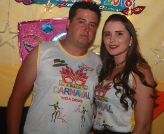 
<a style='margin-left: 5px;' class='btn btn-xs btn-social btn-facebook' href='https://www.facebook.com/sharer/sharer.php?u=https://www.galeramix.com.br/imagem/a63/800-800-90/conteudo/site_galerias/63/baile-de-carnaval-para-casais-ctg-fogao-de-lenha-tijucas-5.jpg' rel='popup' data-width='500' data-height='400'><i class='fa fa-facebook'></i>Compartilhar <span class='hidden-xs'>no Facebook</span>
</a> 
<a class='btn btn-default btn-xs' target='_blank' href='imagem/a63/800-800-90/conteudo/site_galerias/63/baile-de-carnaval-para-casais-ctg-fogao-de-lenha-tijucas-5.jpg'>
<span class='glyphicon glyphicon-cloud-download'></span> Salvar
</a>
