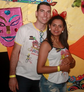 
<a style='margin-left: 5px;' class='btn btn-xs btn-social btn-facebook' href='https://www.facebook.com/sharer/sharer.php?u=https://www.galeramix.com.br/imagem/a63/800-800-90/conteudo/site_galerias/63/baile-de-carnaval-para-casais-ctg-fogao-de-lenha-tijucas-88.jpg' rel='popup' data-width='500' data-height='400'><i class='fa fa-facebook'></i>Compartilhar <span class='hidden-xs'>no Facebook</span>
</a> 
<a class='btn btn-default btn-xs' target='_blank' href='imagem/a63/800-800-90/conteudo/site_galerias/63/baile-de-carnaval-para-casais-ctg-fogao-de-lenha-tijucas-88.jpg'>
<span class='glyphicon glyphicon-cloud-download'></span> Salvar
</a>
