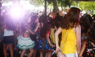 
                                    <a style='margin-left: 5px;' class='btn btn-xs btn-social btn-facebook' href='https://www.facebook.com/sharer/sharer.php?u=https://www.galeramix.com.br/imagem/a64/800-800-90/conteudo/site_galerias/64/carnaval-infantil-casarao-gallotti-tijucas-1.jpg' rel='popup' data-width='500' data-height='400'><i class='fa fa-facebook'></i>Compartilhar <span class='hidden-xs'>no Facebook</span>
                                </a> 
                                <a class='btn btn-default btn-xs' target='_blank' href='imagem/a64/800-800-90/conteudo/site_galerias/64/carnaval-infantil-casarao-gallotti-tijucas-1.jpg'>
                                    <span class='glyphicon glyphicon-cloud-download'></span> Salvar
                                </a>
                                