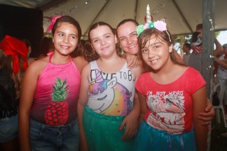 
                    <a style='margin-left: 5px;' class='btn btn-xs btn-social btn-facebook' href='https://www.facebook.com/sharer/sharer.php?u=https://www.galeramix.com.br/imagem/a64/800-800-90/conteudo/site_galerias/64/carnaval-infantil-casarao-gallotti-tijucas-13.jpg' rel='popup' data-width='500' data-height='400'><i class='fa fa-facebook'></i>Compartilhar <span class='hidden-xs'>no Facebook</span>
                </a> 
                <a class='btn btn-default btn-xs' target='_blank' href='imagem/a64/800-800-90/conteudo/site_galerias/64/carnaval-infantil-casarao-gallotti-tijucas-13.jpg'>
                    <span class='glyphicon glyphicon-cloud-download'></span> Salvar
                </a>
                