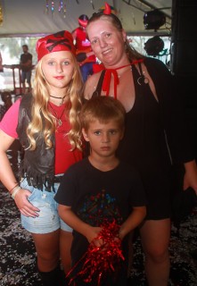 
                <a style='margin-left: 5px;' class='btn btn-xs btn-social btn-facebook' href='https://www.facebook.com/sharer/sharer.php?u=https://www.galeramix.com.br/imagem/a64/800-800-90/conteudo/site_galerias/64/carnaval-infantil-casarao-gallotti-tijucas-14.jpg' rel='popup' data-width='500' data-height='400'><i class='fa fa-facebook'></i>Compartilhar <span class='hidden-xs'>no Facebook</span>
            </a> 
            <a class='btn btn-default btn-xs' target='_blank' href='imagem/a64/800-800-90/conteudo/site_galerias/64/carnaval-infantil-casarao-gallotti-tijucas-14.jpg'>
                <span class='glyphicon glyphicon-cloud-download'></span> Salvar
            </a>
            