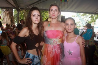 
            <a style='margin-left: 5px;' class='btn btn-xs btn-social btn-facebook' href='https://www.facebook.com/sharer/sharer.php?u=https://www.galeramix.com.br/imagem/a64/800-800-90/conteudo/site_galerias/64/carnaval-infantil-casarao-gallotti-tijucas-15.jpg' rel='popup' data-width='500' data-height='400'><i class='fa fa-facebook'></i>Compartilhar <span class='hidden-xs'>no Facebook</span>
        </a> 
        <a class='btn btn-default btn-xs' target='_blank' href='imagem/a64/800-800-90/conteudo/site_galerias/64/carnaval-infantil-casarao-gallotti-tijucas-15.jpg'>
            <span class='glyphicon glyphicon-cloud-download'></span> Salvar
        </a>
        