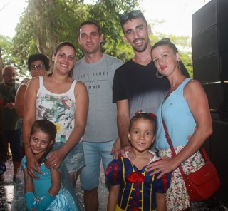 
<a style='margin-left: 5px;' class='btn btn-xs btn-social btn-facebook' href='https://www.facebook.com/sharer/sharer.php?u=https://www.galeramix.com.br/imagem/a64/800-800-90/conteudo/site_galerias/64/carnaval-infantil-casarao-gallotti-tijucas-19.jpg' rel='popup' data-width='500' data-height='400'><i class='fa fa-facebook'></i>Compartilhar <span class='hidden-xs'>no Facebook</span>
</a> 
<a class='btn btn-default btn-xs' target='_blank' href='imagem/a64/800-800-90/conteudo/site_galerias/64/carnaval-infantil-casarao-gallotti-tijucas-19.jpg'>
<span class='glyphicon glyphicon-cloud-download'></span> Salvar
</a>
