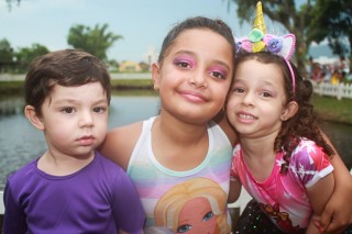 
<a style='margin-left: 5px;' class='btn btn-xs btn-social btn-facebook' href='https://www.facebook.com/sharer/sharer.php?u=https://www.galeramix.com.br/imagem/a64/800-800-90/conteudo/site_galerias/64/carnaval-infantil-casarao-gallotti-tijucas-30.jpg' rel='popup' data-width='500' data-height='400'><i class='fa fa-facebook'></i>Compartilhar <span class='hidden-xs'>no Facebook</span>
</a> 
<a class='btn btn-default btn-xs' target='_blank' href='imagem/a64/800-800-90/conteudo/site_galerias/64/carnaval-infantil-casarao-gallotti-tijucas-30.jpg'>
<span class='glyphicon glyphicon-cloud-download'></span> Salvar
</a>
