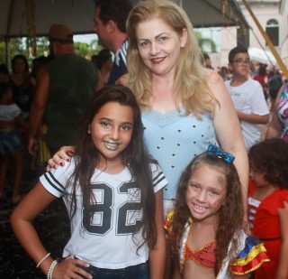 
<a style='margin-left: 5px;' class='btn btn-xs btn-social btn-facebook' href='https://www.facebook.com/sharer/sharer.php?u=https://www.galeramix.com.br/imagem/a64/800-800-90/conteudo/site_galerias/64/carnaval-infantil-casarao-gallotti-tijucas-31.jpg' rel='popup' data-width='500' data-height='400'><i class='fa fa-facebook'></i>Compartilhar <span class='hidden-xs'>no Facebook</span>
</a> 
<a class='btn btn-default btn-xs' target='_blank' href='imagem/a64/800-800-90/conteudo/site_galerias/64/carnaval-infantil-casarao-gallotti-tijucas-31.jpg'>
<span class='glyphicon glyphicon-cloud-download'></span> Salvar
</a>
