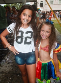 
<a style='margin-left: 5px;' class='btn btn-xs btn-social btn-facebook' href='https://www.facebook.com/sharer/sharer.php?u=https://www.galeramix.com.br/imagem/a64/800-800-90/conteudo/site_galerias/64/carnaval-infantil-casarao-gallotti-tijucas-32.jpg' rel='popup' data-width='500' data-height='400'><i class='fa fa-facebook'></i>Compartilhar <span class='hidden-xs'>no Facebook</span>
</a> 
<a class='btn btn-default btn-xs' target='_blank' href='imagem/a64/800-800-90/conteudo/site_galerias/64/carnaval-infantil-casarao-gallotti-tijucas-32.jpg'>
<span class='glyphicon glyphicon-cloud-download'></span> Salvar
</a>
