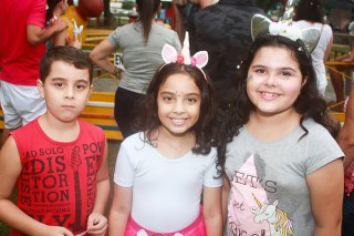 
<a style='margin-left: 5px;' class='btn btn-xs btn-social btn-facebook' href='https://www.facebook.com/sharer/sharer.php?u=https://www.galeramix.com.br/imagem/a64/800-800-90/conteudo/site_galerias/64/carnaval-infantil-casarao-gallotti-tijucas-43.jpg' rel='popup' data-width='500' data-height='400'><i class='fa fa-facebook'></i>Compartilhar <span class='hidden-xs'>no Facebook</span>
</a> 
<a class='btn btn-default btn-xs' target='_blank' href='imagem/a64/800-800-90/conteudo/site_galerias/64/carnaval-infantil-casarao-gallotti-tijucas-43.jpg'>
<span class='glyphicon glyphicon-cloud-download'></span> Salvar
</a>
