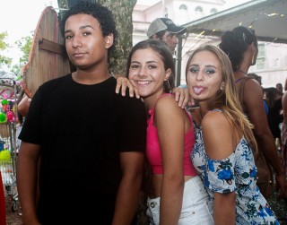 
<a style='margin-left: 5px;' class='btn btn-xs btn-social btn-facebook' href='https://www.facebook.com/sharer/sharer.php?u=https://www.galeramix.com.br/imagem/a64/800-800-90/conteudo/site_galerias/64/carnaval-infantil-casarao-gallotti-tijucas-5.jpg' rel='popup' data-width='500' data-height='400'><i class='fa fa-facebook'></i>Compartilhar <span class='hidden-xs'>no Facebook</span>
</a> 
<a class='btn btn-default btn-xs' target='_blank' href='imagem/a64/800-800-90/conteudo/site_galerias/64/carnaval-infantil-casarao-gallotti-tijucas-5.jpg'>
<span class='glyphicon glyphicon-cloud-download'></span> Salvar
</a>
