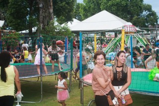 
<a style='margin-left: 5px;' class='btn btn-xs btn-social btn-facebook' href='https://www.facebook.com/sharer/sharer.php?u=https://www.galeramix.com.br/imagem/a64/800-800-90/conteudo/site_galerias/64/carnaval-infantil-casarao-gallotti-tijucas-52.jpg' rel='popup' data-width='500' data-height='400'><i class='fa fa-facebook'></i>Compartilhar <span class='hidden-xs'>no Facebook</span>
</a> 
<a class='btn btn-default btn-xs' target='_blank' href='imagem/a64/800-800-90/conteudo/site_galerias/64/carnaval-infantil-casarao-gallotti-tijucas-52.jpg'>
<span class='glyphicon glyphicon-cloud-download'></span> Salvar
</a>
