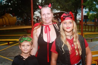 
<a style='margin-left: 5px;' class='btn btn-xs btn-social btn-facebook' href='https://www.facebook.com/sharer/sharer.php?u=https://www.galeramix.com.br/imagem/a64/800-800-90/conteudo/site_galerias/64/carnaval-infantil-casarao-gallotti-tijucas-55.jpg' rel='popup' data-width='500' data-height='400'><i class='fa fa-facebook'></i>Compartilhar <span class='hidden-xs'>no Facebook</span>
</a> 
<a class='btn btn-default btn-xs' target='_blank' href='imagem/a64/800-800-90/conteudo/site_galerias/64/carnaval-infantil-casarao-gallotti-tijucas-55.jpg'>
<span class='glyphicon glyphicon-cloud-download'></span> Salvar
</a>
