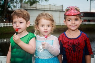 
<a style='margin-left: 5px;' class='btn btn-xs btn-social btn-facebook' href='https://www.facebook.com/sharer/sharer.php?u=https://www.galeramix.com.br/imagem/a64/800-800-90/conteudo/site_galerias/64/carnaval-infantil-casarao-gallotti-tijucas-61.jpg' rel='popup' data-width='500' data-height='400'><i class='fa fa-facebook'></i>Compartilhar <span class='hidden-xs'>no Facebook</span>
</a> 
<a class='btn btn-default btn-xs' target='_blank' href='imagem/a64/800-800-90/conteudo/site_galerias/64/carnaval-infantil-casarao-gallotti-tijucas-61.jpg'>
<span class='glyphicon glyphicon-cloud-download'></span> Salvar
</a>
