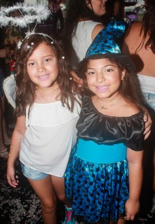 
<a style='margin-left: 5px;' class='btn btn-xs btn-social btn-facebook' href='https://www.facebook.com/sharer/sharer.php?u=https://www.galeramix.com.br/imagem/a64/800-800-90/conteudo/site_galerias/64/carnaval-infantil-casarao-gallotti-tijucas-65.jpg' rel='popup' data-width='500' data-height='400'><i class='fa fa-facebook'></i>Compartilhar <span class='hidden-xs'>no Facebook</span>
</a> 
<a class='btn btn-default btn-xs' target='_blank' href='imagem/a64/800-800-90/conteudo/site_galerias/64/carnaval-infantil-casarao-gallotti-tijucas-65.jpg'>
<span class='glyphicon glyphicon-cloud-download'></span> Salvar
</a>
