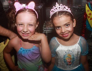 
<a style='margin-left: 5px;' class='btn btn-xs btn-social btn-facebook' href='https://www.facebook.com/sharer/sharer.php?u=https://www.galeramix.com.br/imagem/a64/800-800-90/conteudo/site_galerias/64/carnaval-infantil-casarao-gallotti-tijucas-66.jpg' rel='popup' data-width='500' data-height='400'><i class='fa fa-facebook'></i>Compartilhar <span class='hidden-xs'>no Facebook</span>
</a> 
<a class='btn btn-default btn-xs' target='_blank' href='imagem/a64/800-800-90/conteudo/site_galerias/64/carnaval-infantil-casarao-gallotti-tijucas-66.jpg'>
<span class='glyphicon glyphicon-cloud-download'></span> Salvar
</a>
