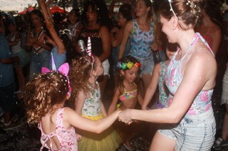 
<a style='margin-left: 5px;' class='btn btn-xs btn-social btn-facebook' href='https://www.facebook.com/sharer/sharer.php?u=https://www.galeramix.com.br/imagem/a64/800-800-90/conteudo/site_galerias/64/carnaval-infantil-casarao-gallotti-tijucas-67.jpg' rel='popup' data-width='500' data-height='400'><i class='fa fa-facebook'></i>Compartilhar <span class='hidden-xs'>no Facebook</span>
</a> 
<a class='btn btn-default btn-xs' target='_blank' href='imagem/a64/800-800-90/conteudo/site_galerias/64/carnaval-infantil-casarao-gallotti-tijucas-67.jpg'>
<span class='glyphicon glyphicon-cloud-download'></span> Salvar
</a>
